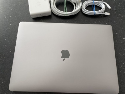 Foto Apple MacBook Pro 15 Retina mit Touch Bar