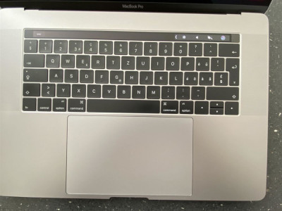 Foto Apple MacBook Pro 15 Retina mit Touch Bar